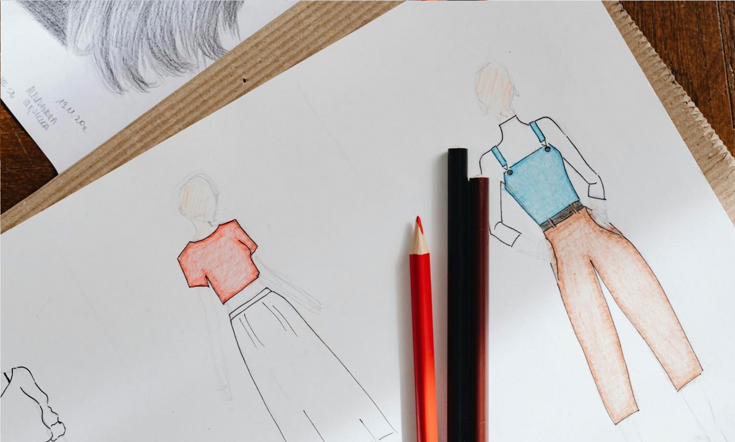 Arbeitsumgebung mit Designmaterialien und Skizzen